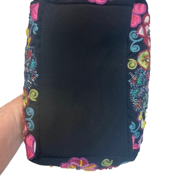 Vera Bradley NWT embroidered 💋 
lock clutch - Picture 3 of 5